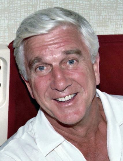Actor Leslie Nielsen in 1982 on a first class seat on United Airlines | Photo: WikiMedia