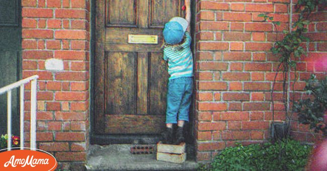 Eine Frau hört ein Klopfen an ihrer Tür von jemandem, der nach seiner Mutter ruft. | Quelle: Shutterstock