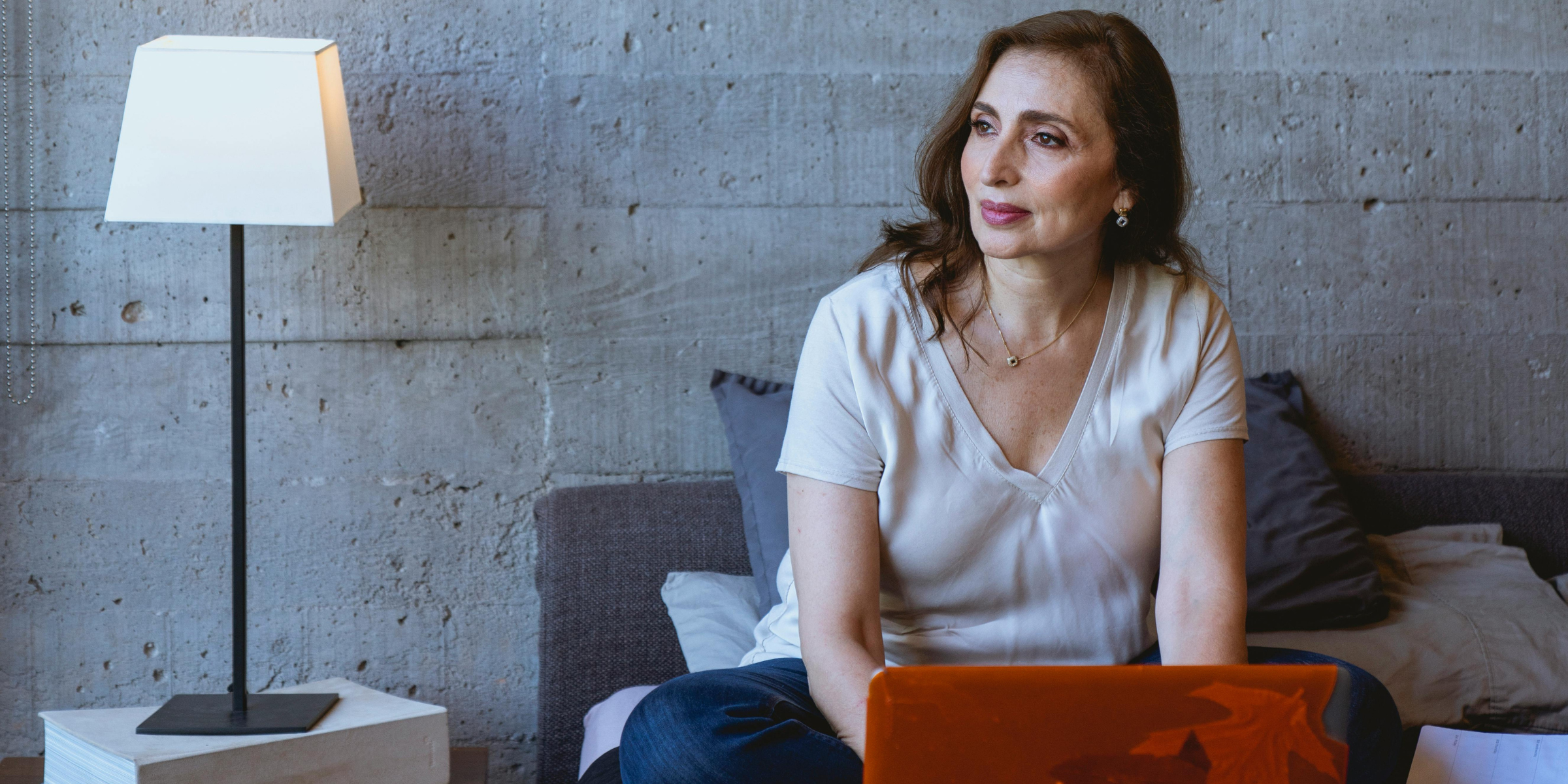 A woman seated down | Source: Pexels