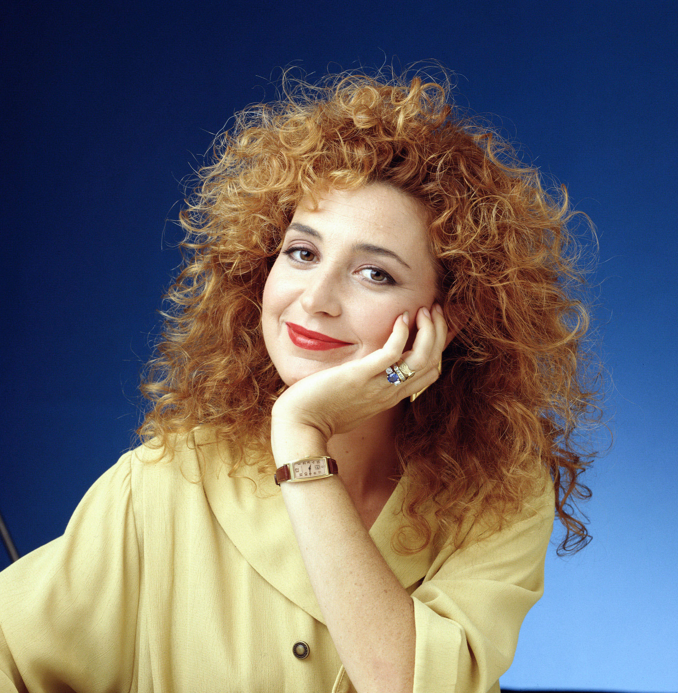 Annie Potts on the set of "Designing Women" on January 1, 1987 | Source: Getty Images