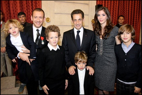 Dany Boon avec son épouse et leurs enfants avec Nicolas Sarkozy aux Palais De L'Elysée à Paris. | Photo : GettyImage Dany Boon avec son épouse et leurs enfants avec Nicolas Sarkozy aux Palais De L'Elysée à Paris. | Photo : GettyImage