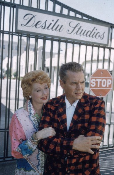  Lucille Ball and musician Desi Arnaz at Desilu Studios. California.| Photo: Getty Images.