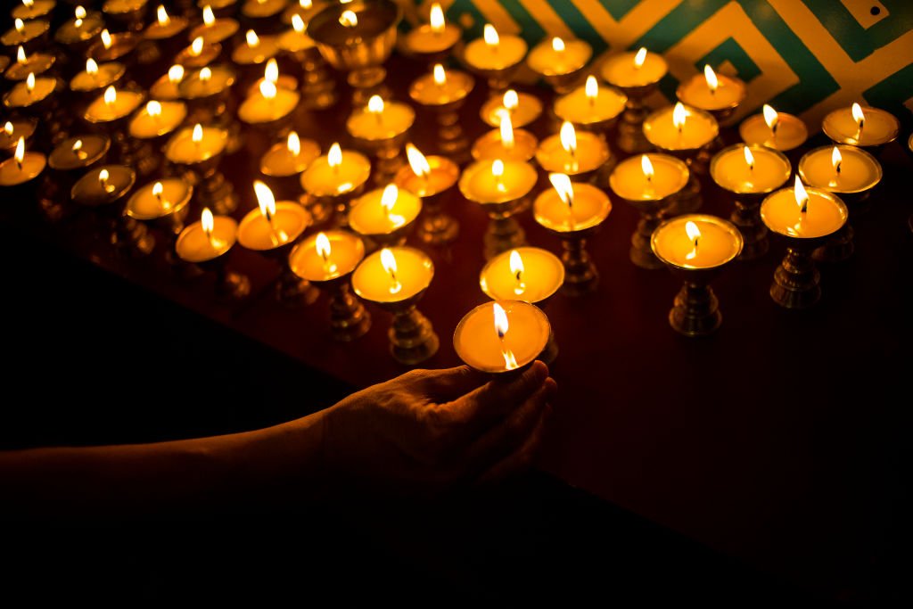 Bougies en hommages aux victimes | Photo : Getty Images