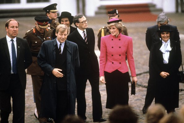 Die britische Prinzessin Diana (2.v.r.) trifft den Regierenden Bürgermeister Eberhard Diepgen (im Vordergrund, 2.v.l.) bei ihrem Besuch in West-Berlin am 18. Oktober 1985 | Quelle: Getty Images