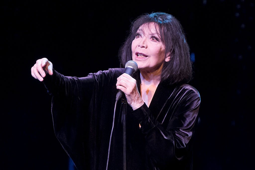 Juliette Greco se produit à La Cigale le 18 décembre 2015 à Paris. | Photo : Getty Images
