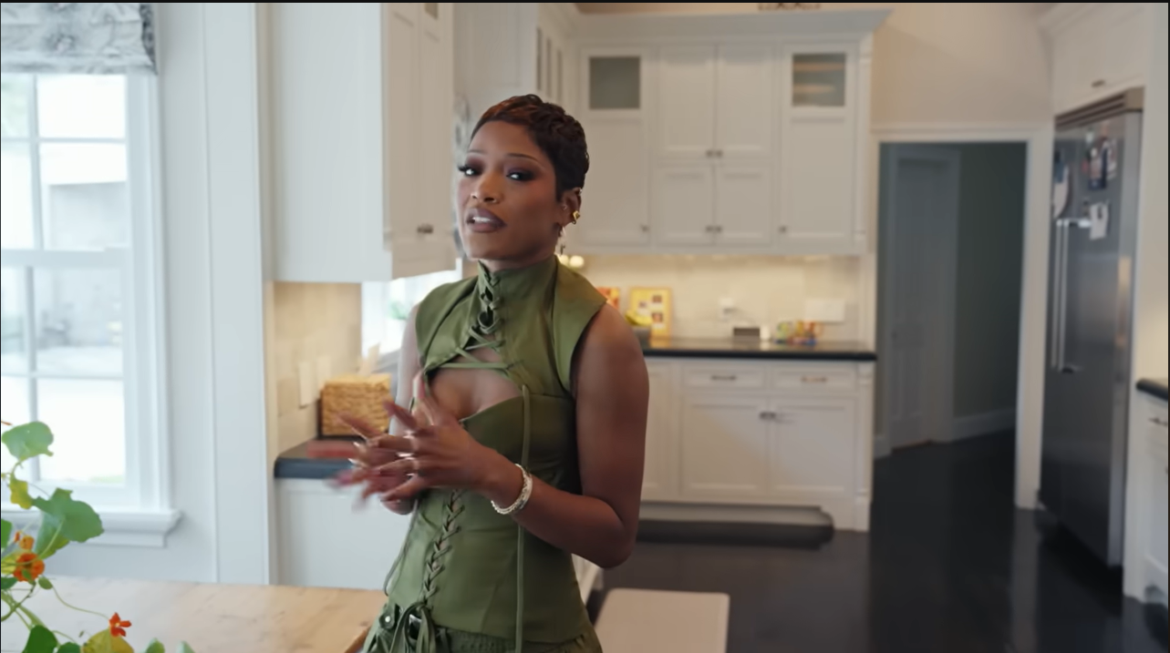 Throughout the house, viewers can spot personal touches everywhere. | Source: YouTube/@Archdigest