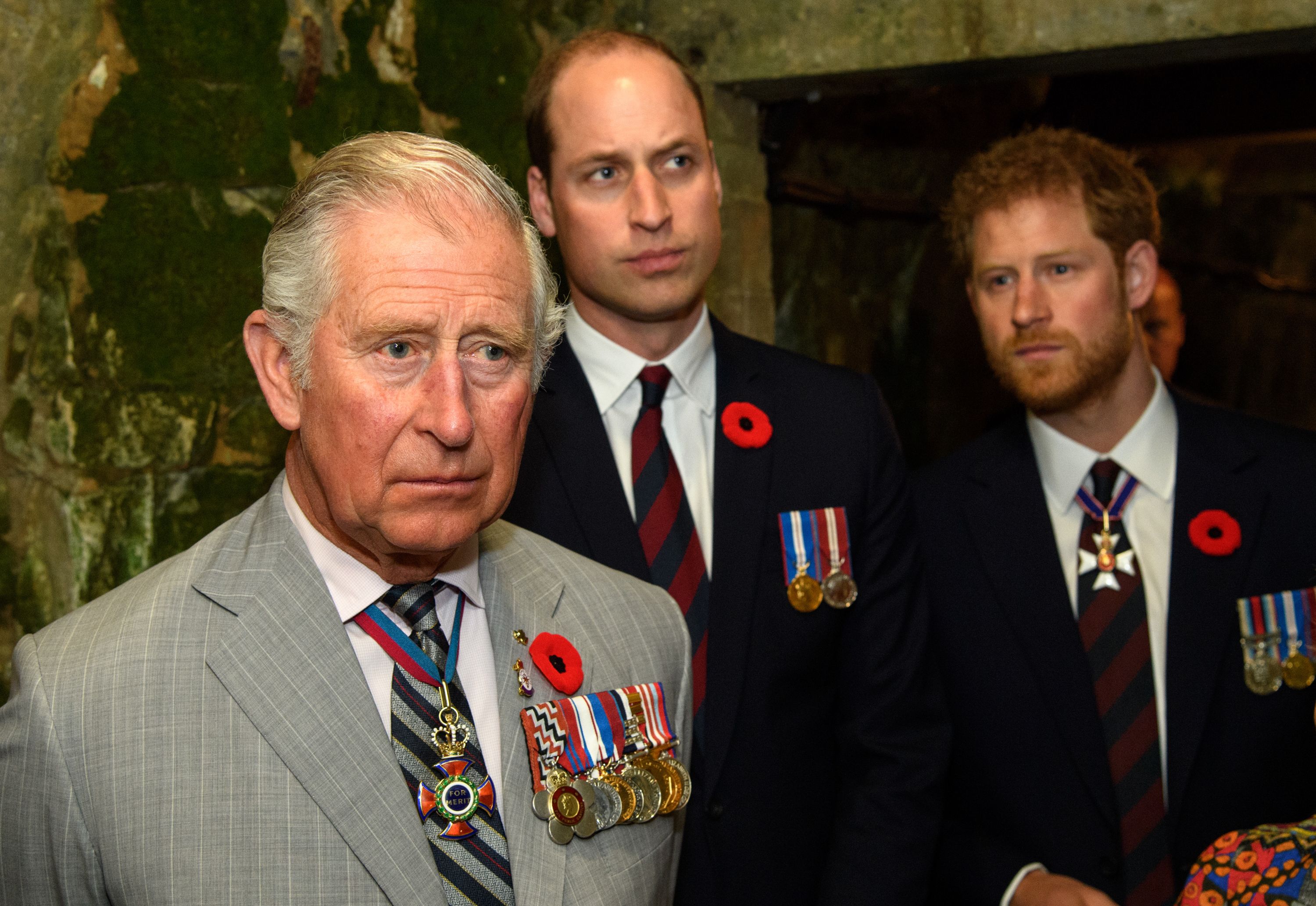 Prinz Charles, Prinz William und Prinz Harry während der Gedenkfeierlichkeiten zum 100. Jahrestag der Schlacht von Vimy Ridge am 9. April 2017 | Quelle: Getty Images