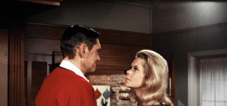 Dick York as Darrin and Elizabeth Montgomery as Samantha in one episode of "Bewitched" entitled "Gone and Forgotten" aired on October 17, 1968 | Photo: Getty Images
