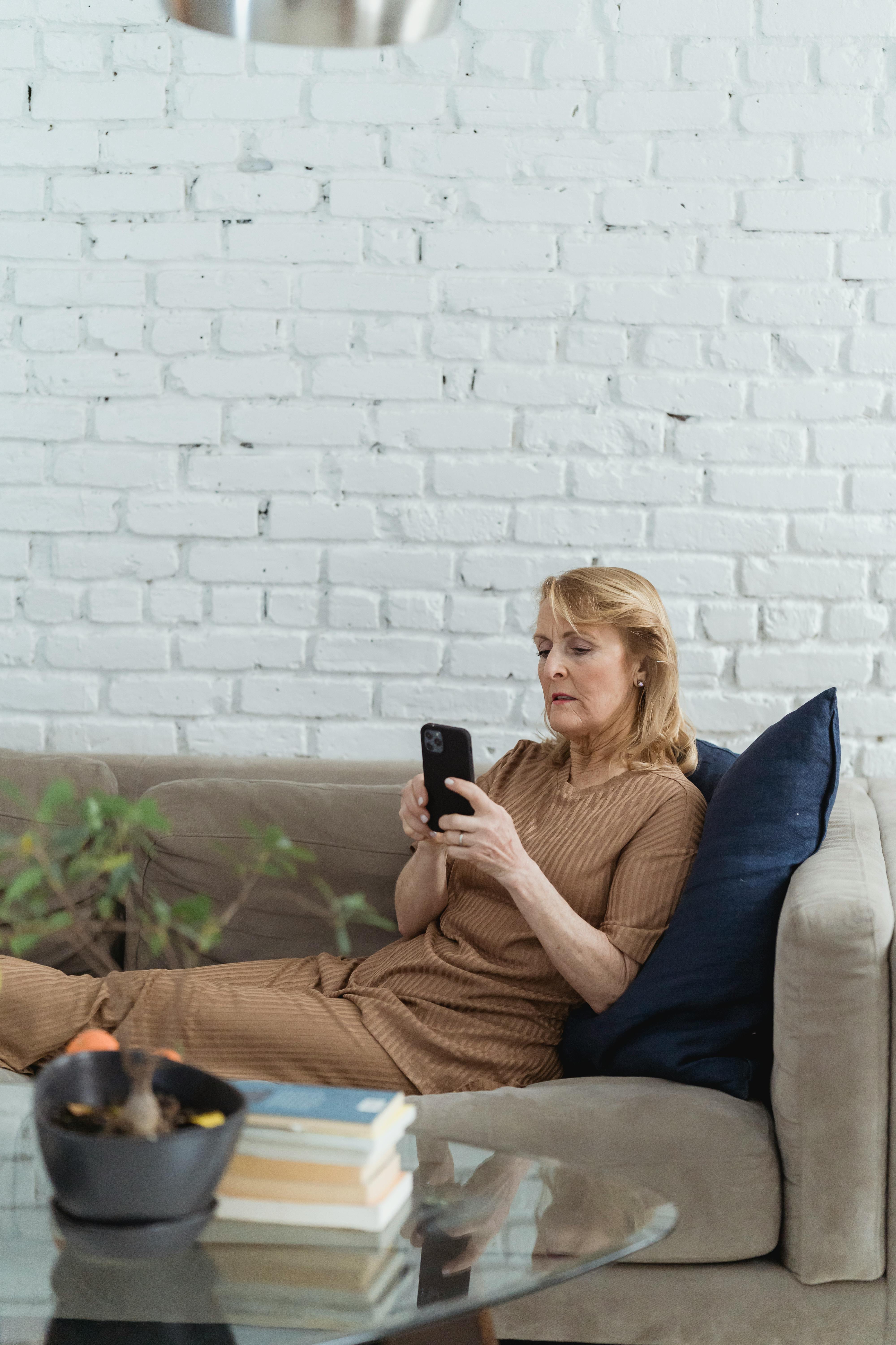 A senior woman using her phone | Source: Pexels