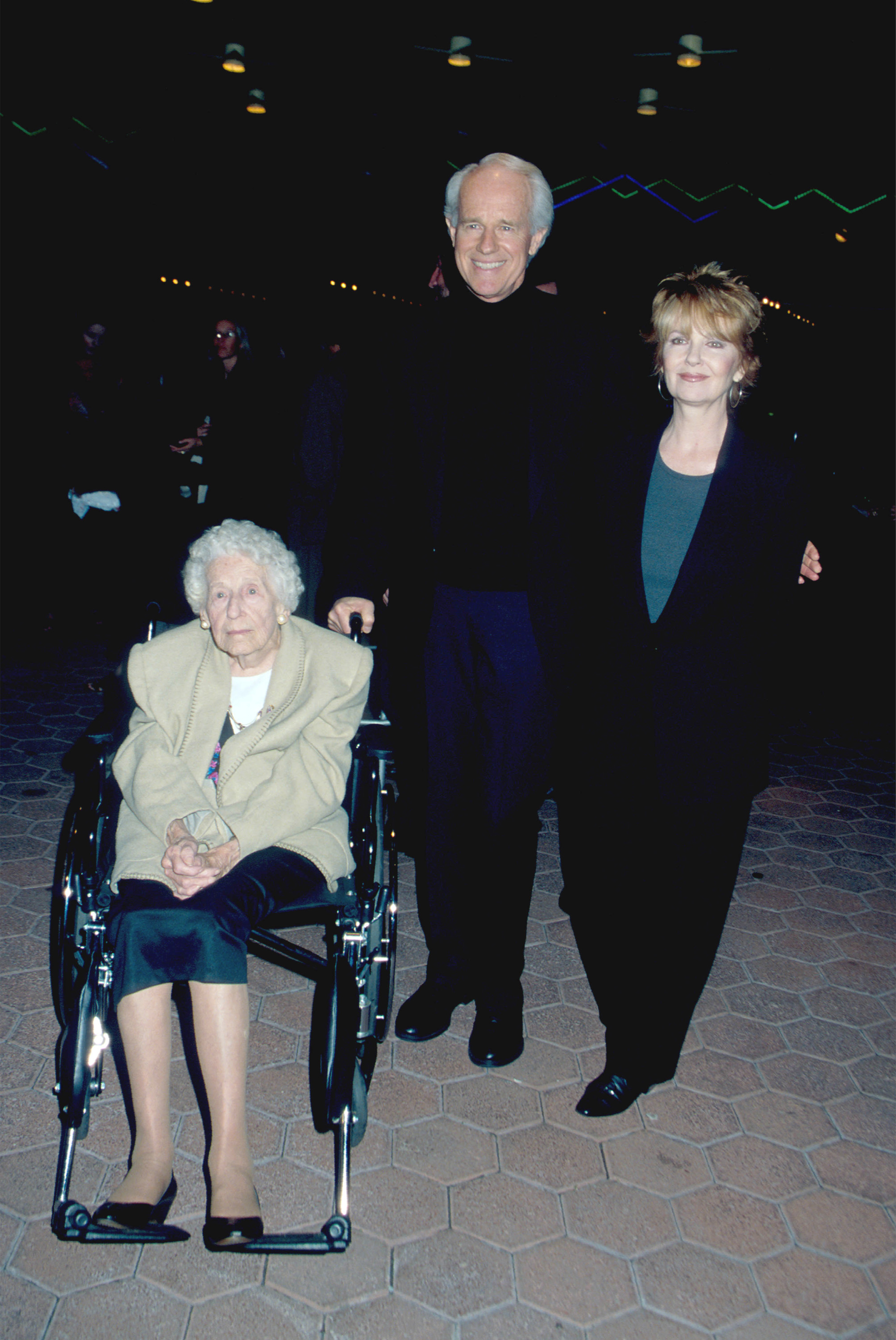 Mike Farrell poses with his mother and Shelley Fabares on December 17, 1998 in Los Angeles, California | Source: Getty Images