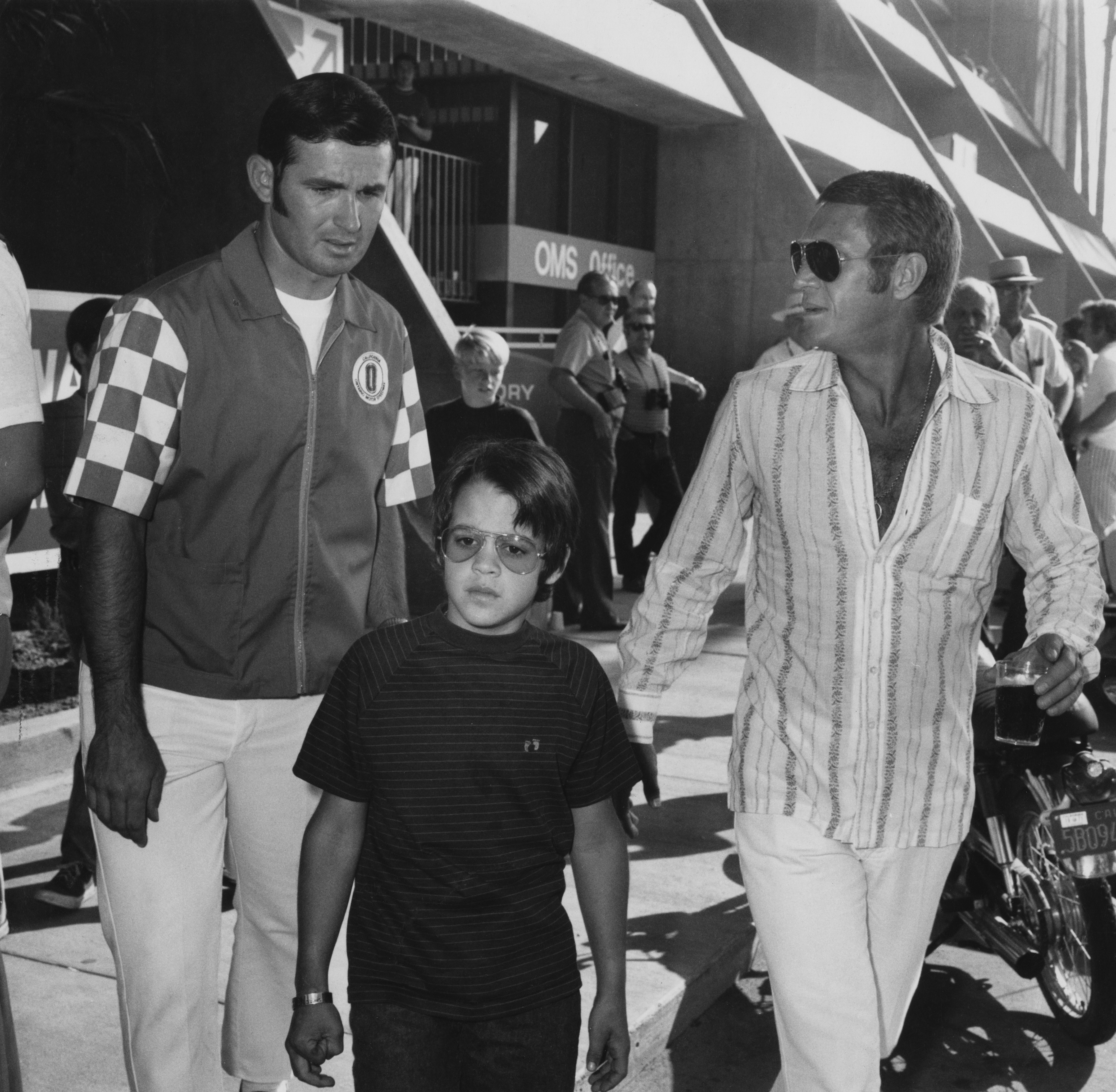 Steve McQueen with his son Chad at the California-500 Indycar race, in September 1971 | Source: Getty Images