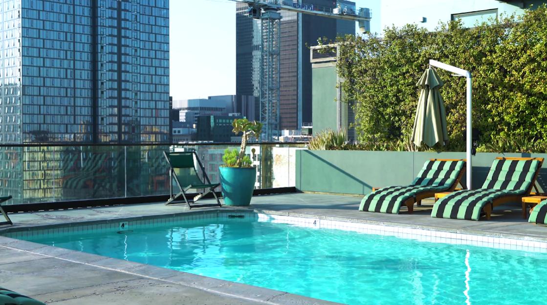 Johnny Depp and Amber Heard's rooftop swimming pool on their high-rise residence. / Source: YouTube@ThePropertyCountdown
