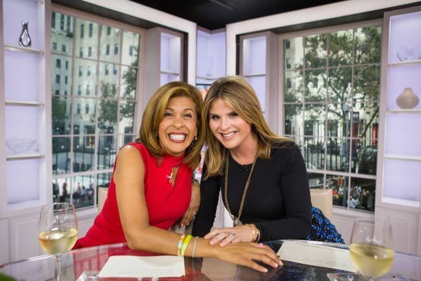 Hoda Kotb and Jenna Bush Hager on the set of Today show | Photo: Getty Images