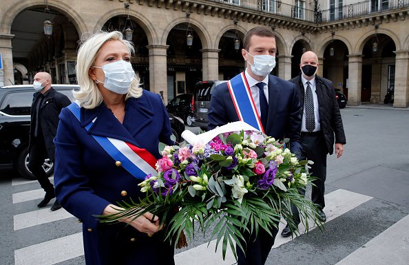 Marine Le Pen et Jordan Bardella ont déposé une gerbe sur la statue de la Jeanne d'Arc.| Photo : Getty Images