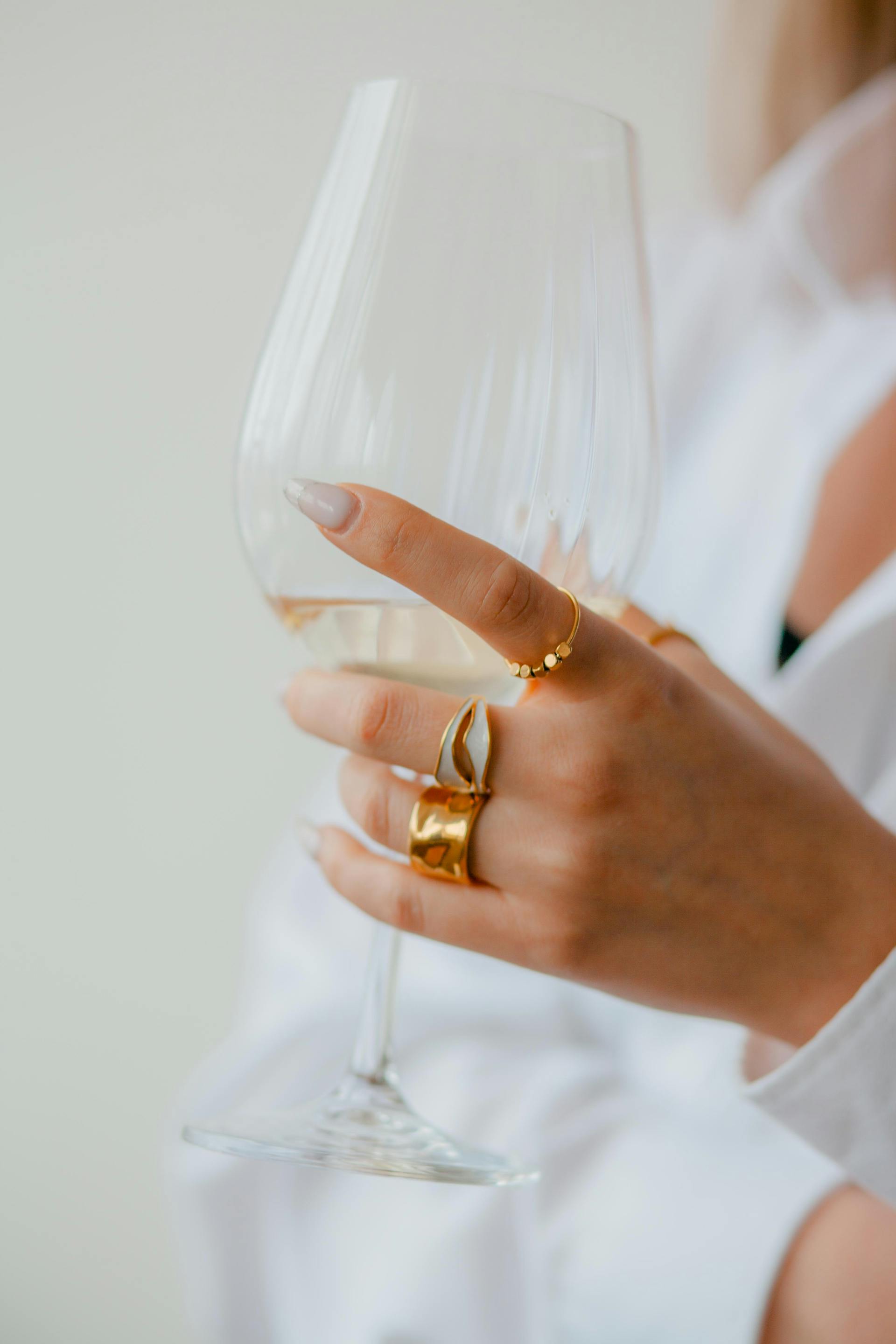 A woman holding a glass of champagne | Source: Pexels