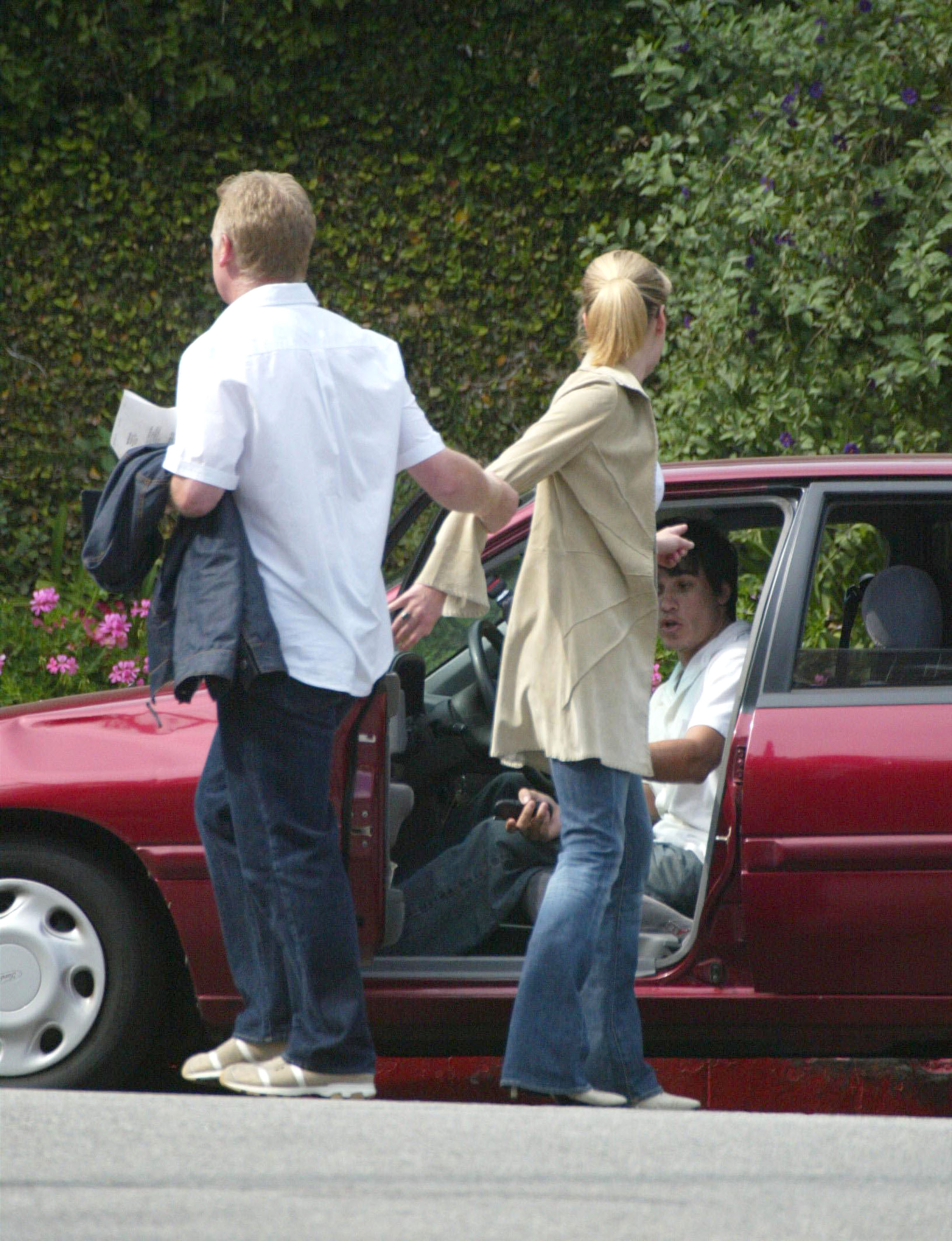 Les Dennis and Amanda Holden seen talking to an unidentified person on 9 April 2002 in California, United States. | Source: Getty Images