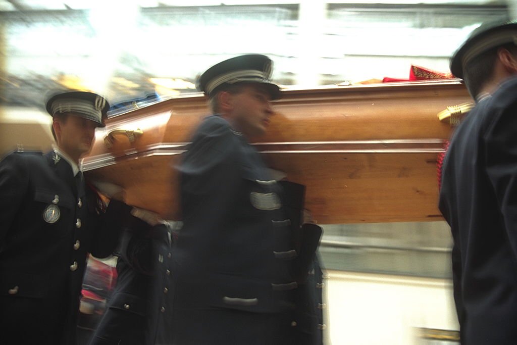 Des hommes porte un cercueil. Photo : Getty Images