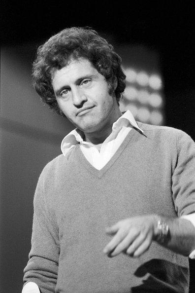 Le chanteur de chanson française Joe Dassin se produisant en Allemagne, vers 1970. | Photo : Getty Images
