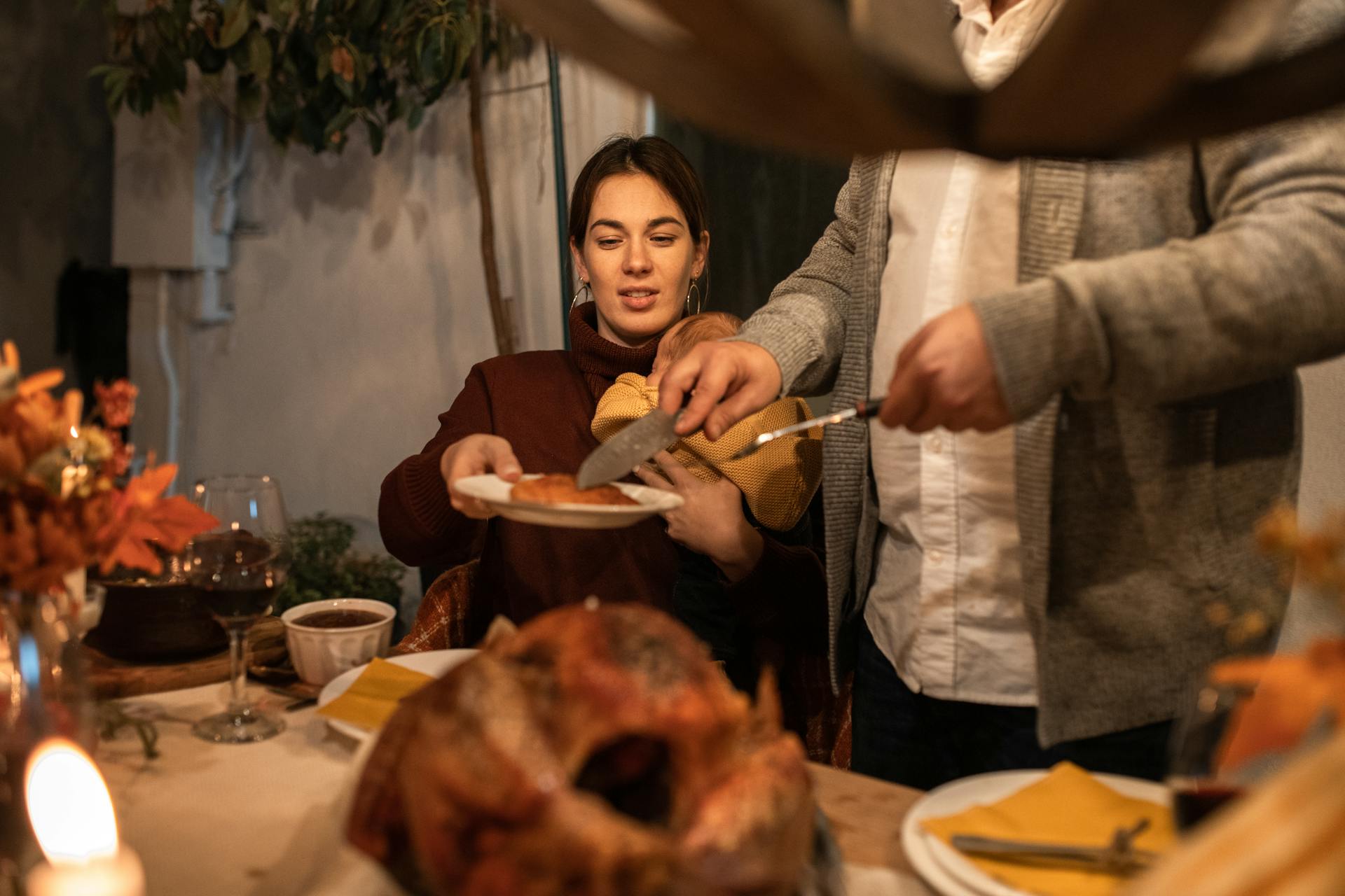 A woman at a Thanksgiving table | Source: Pexels