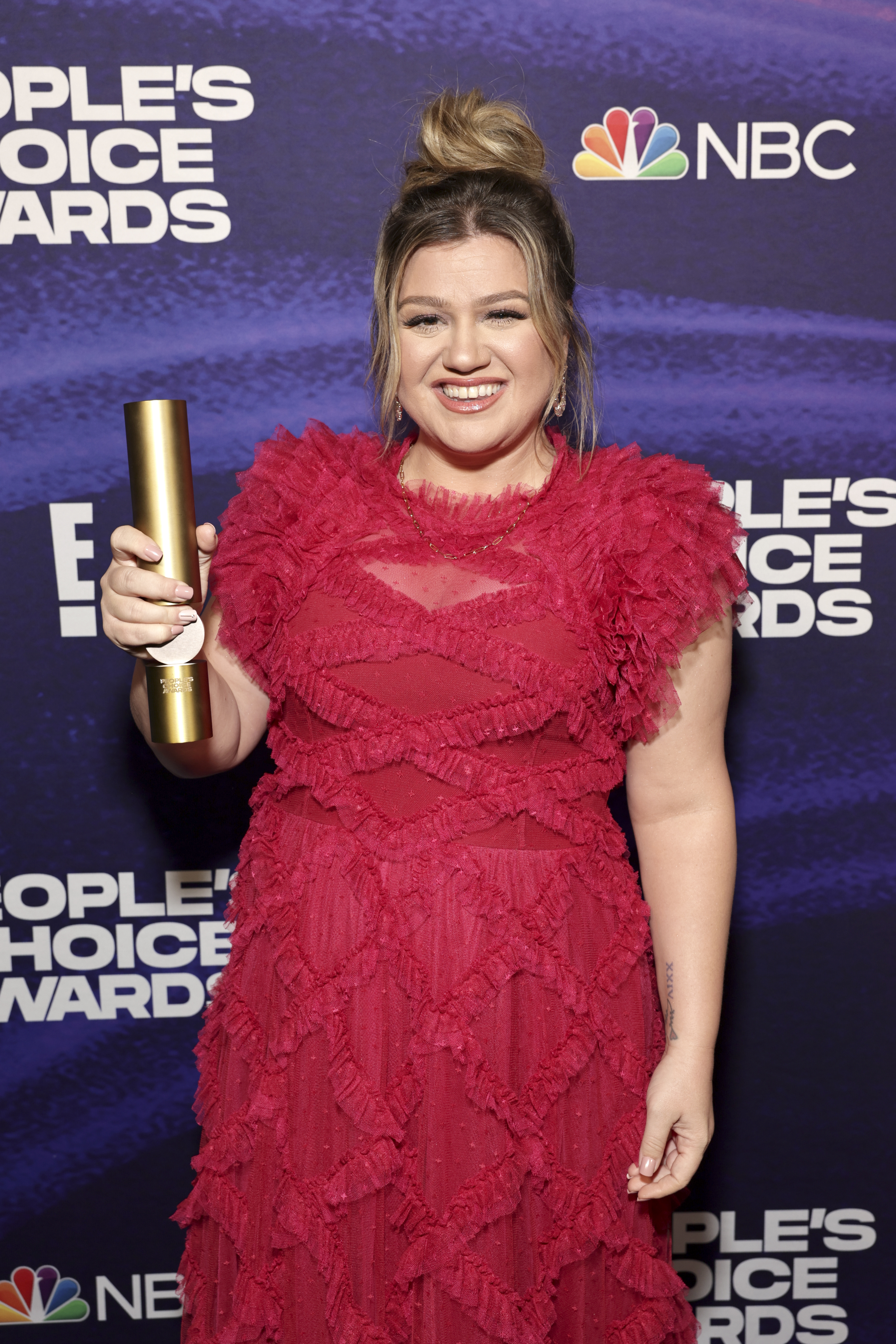 Kelly Clarkson poses backstage during the 2022 People's Choice Awards at the Barker Hangar on December 6, 2022 in Santa Monica, California. | Source: Getty Images