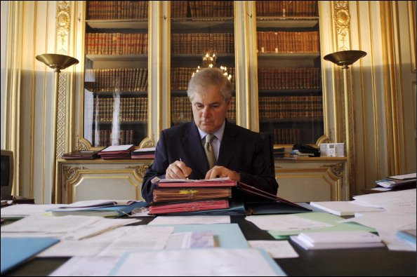 Pascal Clement, Garde des Sceaux au Ministère de la Justice - Le 29 juin 2005 - A Paris, France. | Photo : Getty Images Pascal Clement, Garde des Sceaux au Ministère de la Justice - Le 29 juin 2005 - A Paris, France. | Photo : Getty Images