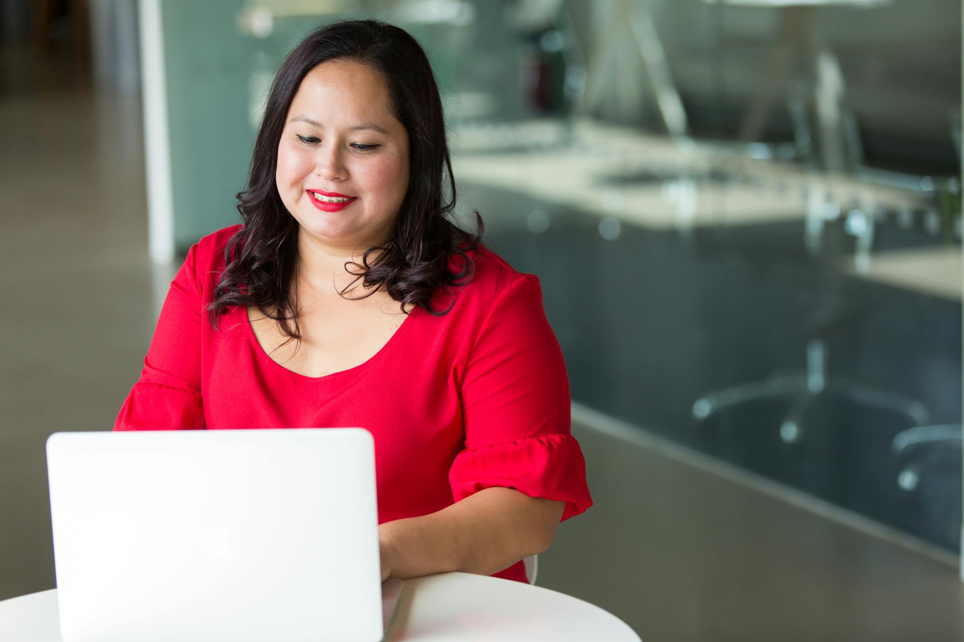A woman in an office | Source: Pexels