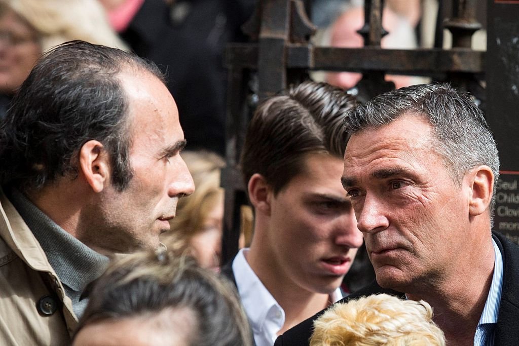 le frère de Florence Arthaud, Hubert Arthaud (R) est vu lors de la cérémonie funéraire du marin compétitif Florence Arthaud en face de l'église Saint-Séverin à Paris, France le 30 mars 2015. | Photo : Getty Images