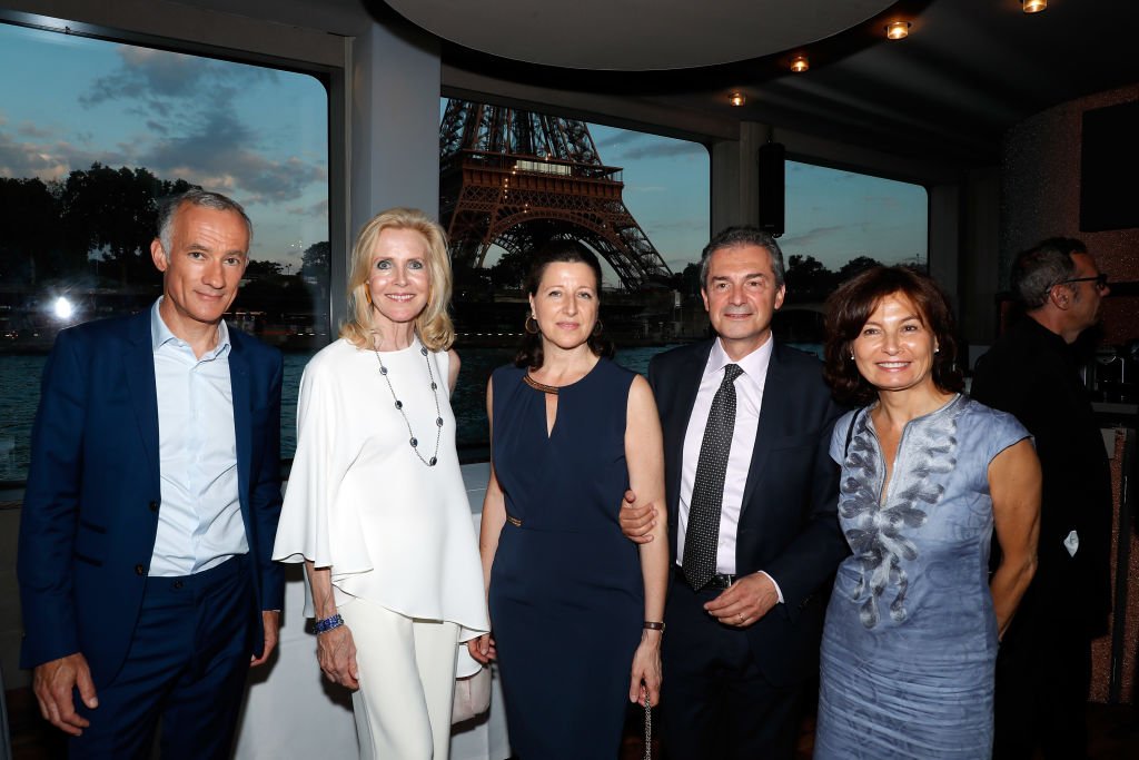 Gilles Bouleau, Melissa Bouygues, Agnes Buzyn, Yves Levy et Elisabeth Tran assistent au 90e anniversaire de Line Renaud le 2 juillet 2018 à Paris, France. | Photo : Getty Images.