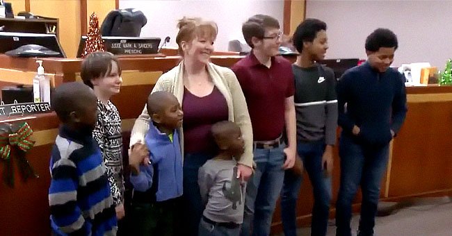 Una mujer adopta oficialmente a seis niños como propios | Foto: YouTube/WISN 12 News
