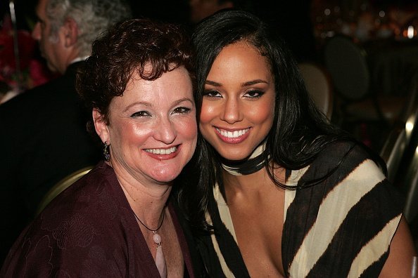 Musician Alicia Keys (R) and mother pose inside at the Clive Davis Annual Grammy Party at the Beverly Hills Hotel on February 12, 2005, in Beverly Hills, California. | Source: Getty Images.