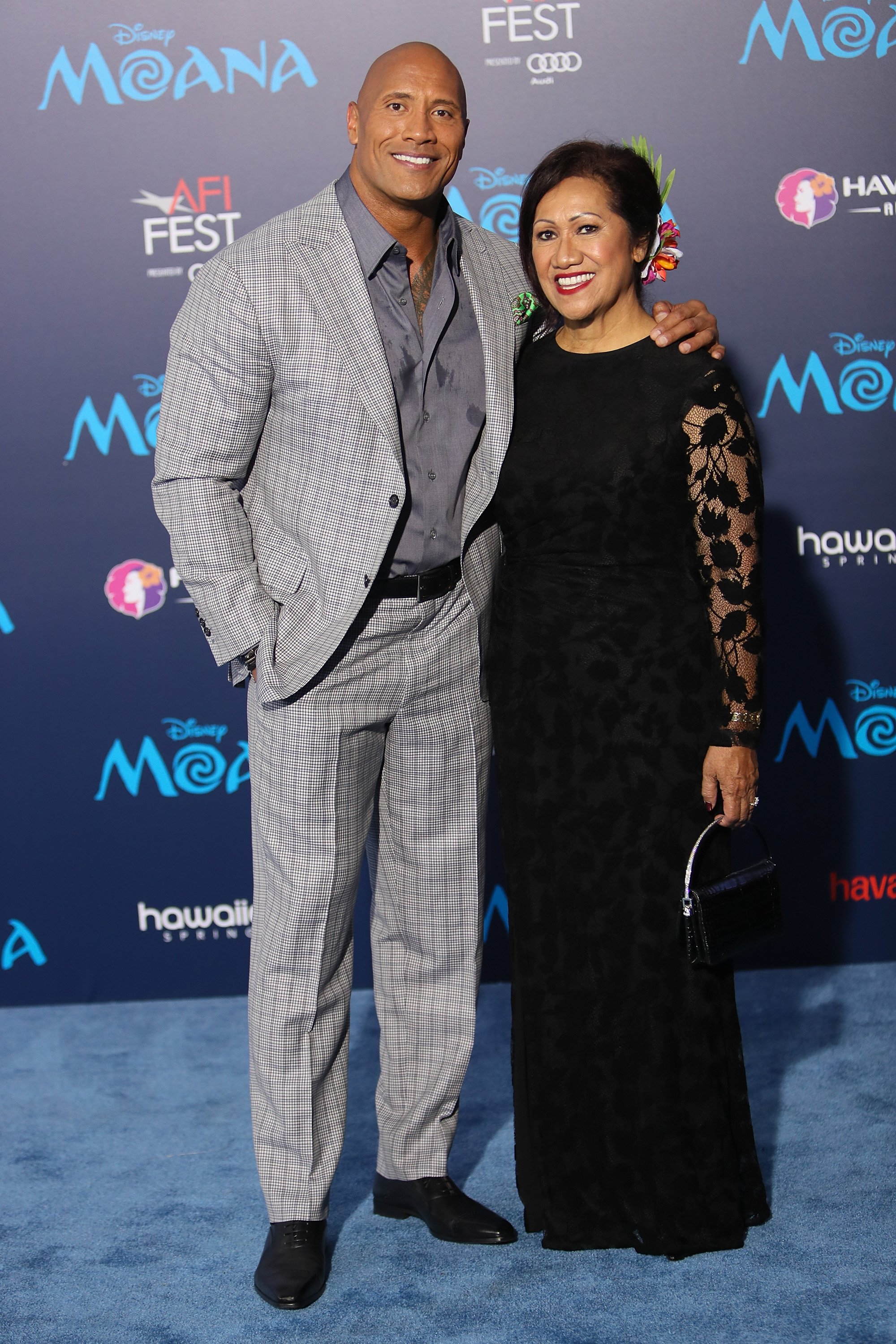 Dwayne Johnson and his mom, Ata Johnson at the El Capitan Theatre on November 14, 2016 in Hollywood, California. | Source: Getty Images