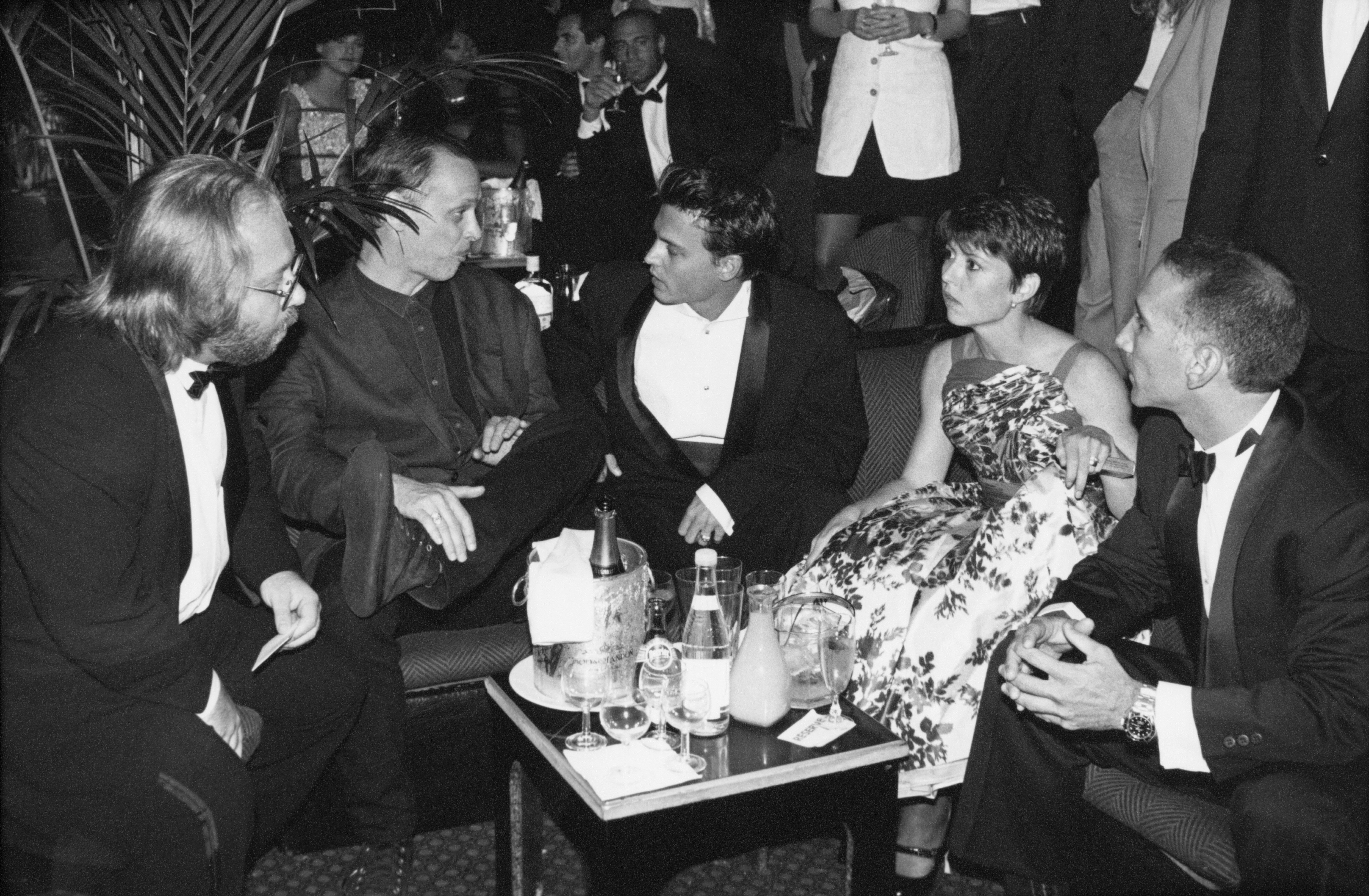 Johnny Depp, kız kardeşi Elisa Christine Dembrowski (sağda) ile Cannes Film Festivali'nde 'Ed Wood' filmi için bir parti sırasında film yapımcısı John Waters ile konuşurken resmedildi, Mayıs 1995 |  Kaynak: Getty Images