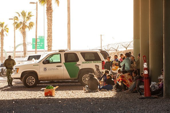 Migrants held in temporary fencing underneath the Paso Del Norte Bridge await processing on March 28, 2019, in El Paso, Texas. | Source: Getty Images.
