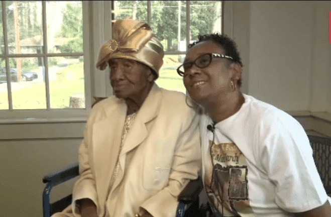 Hardy and one of her grandchildren during the interview | Source: YouTube/11Alive