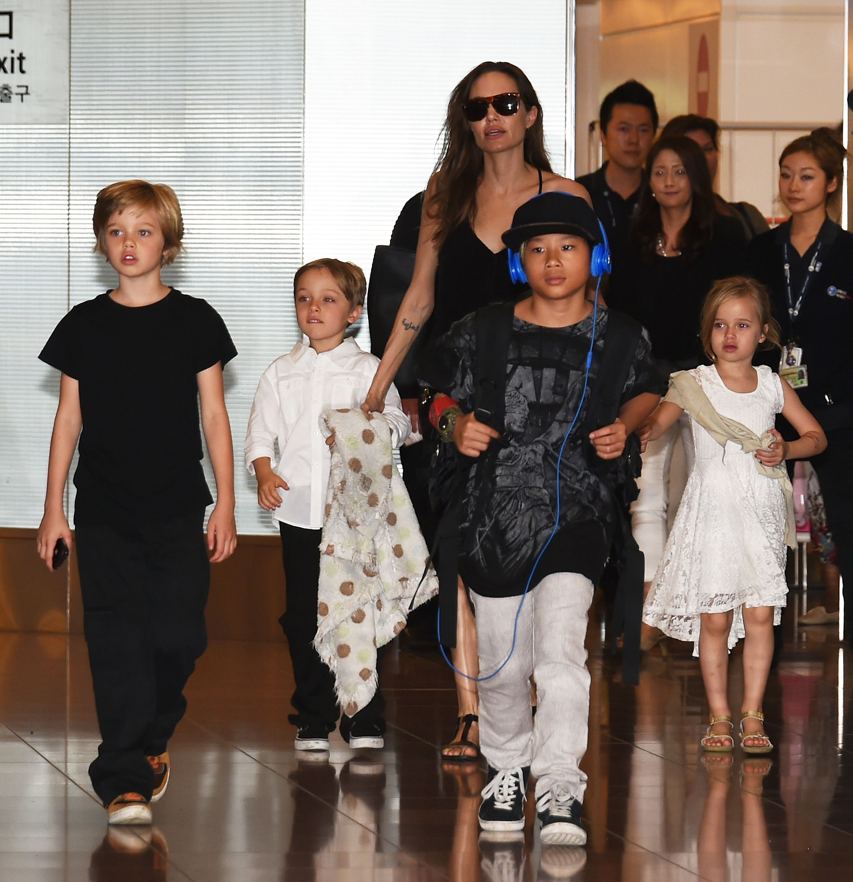 Shiloh Jolie-Pitt, Knox Jolie-Pitt, Angelina Jolie, Pax Jolie-Pitt and Vivienne Jolie-Pitt are seen upon arrival at Haneda Airport on June 21, 2014 in Tokyo, Japan. | Source: Getty Images