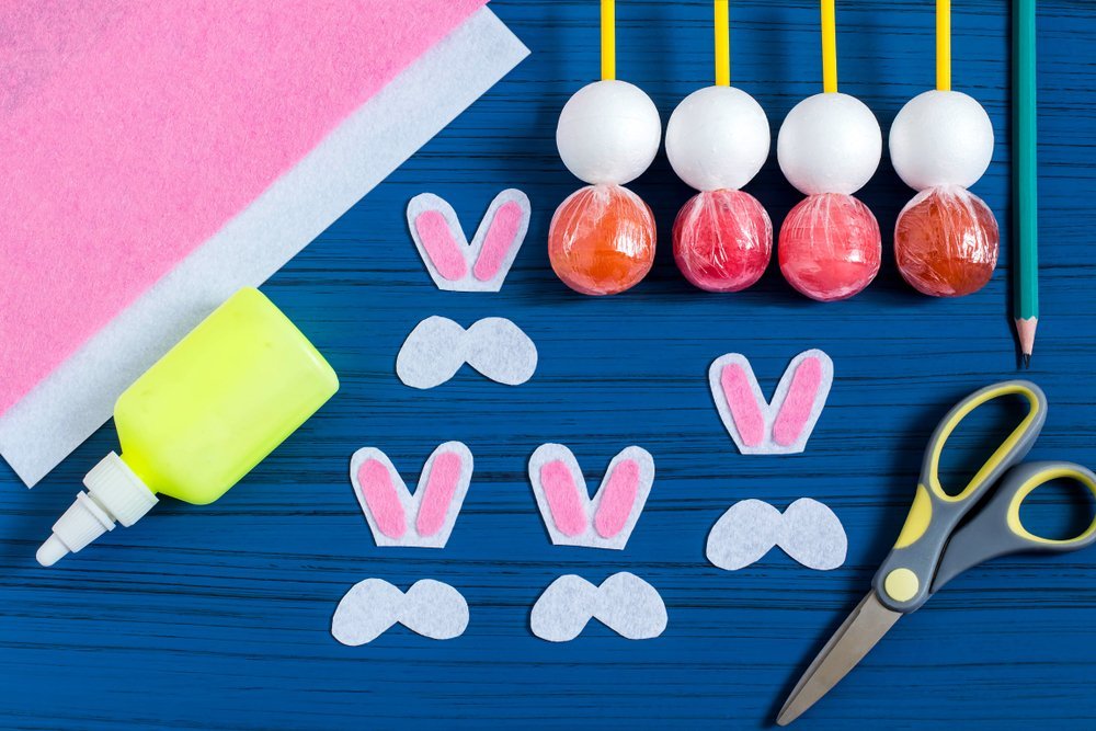Making Easter bunny from lollipop | Source: Shutterstock
