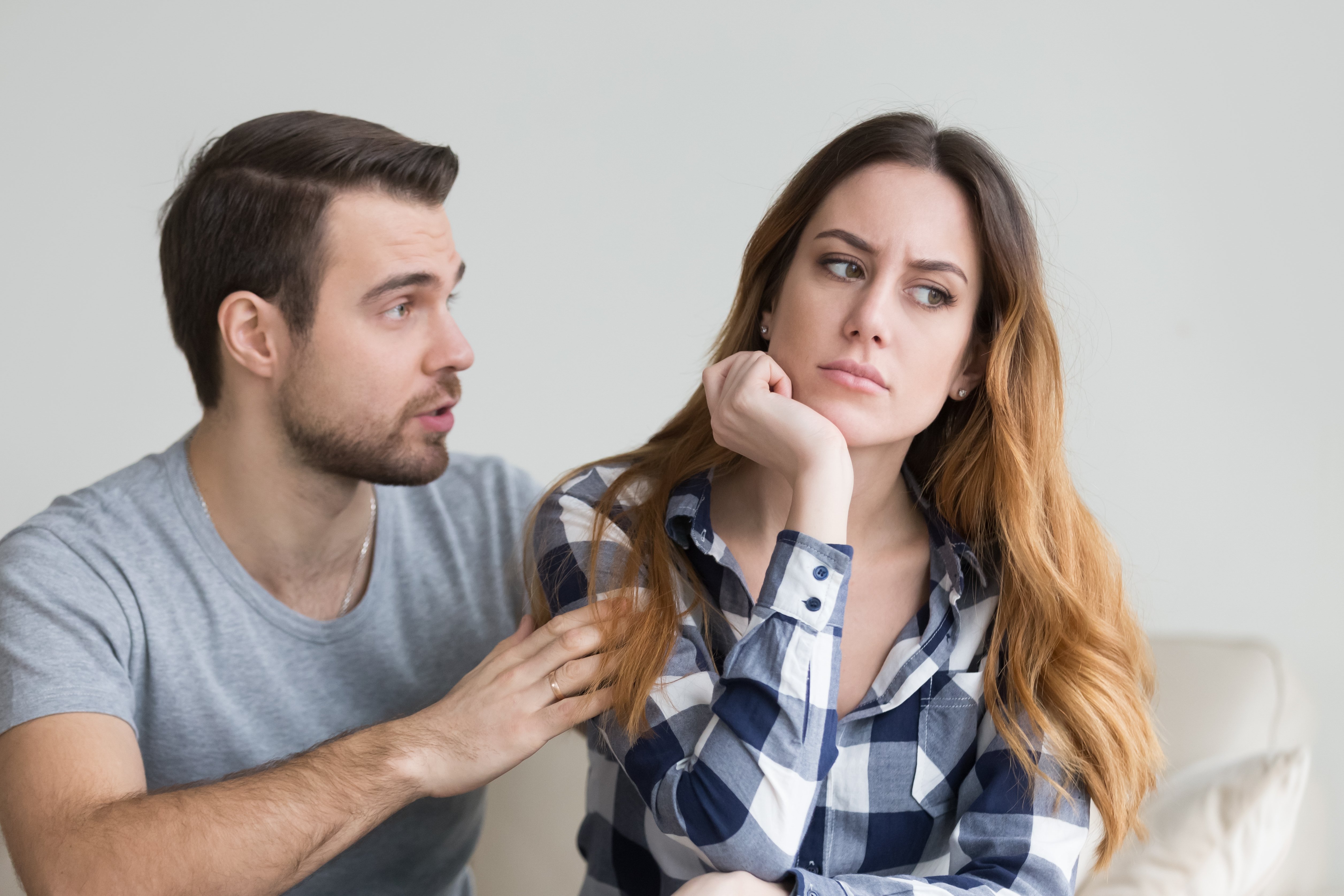 Hombre arrepentido tratando de hablar con su enojada novia. | Foto: Shutterstock.