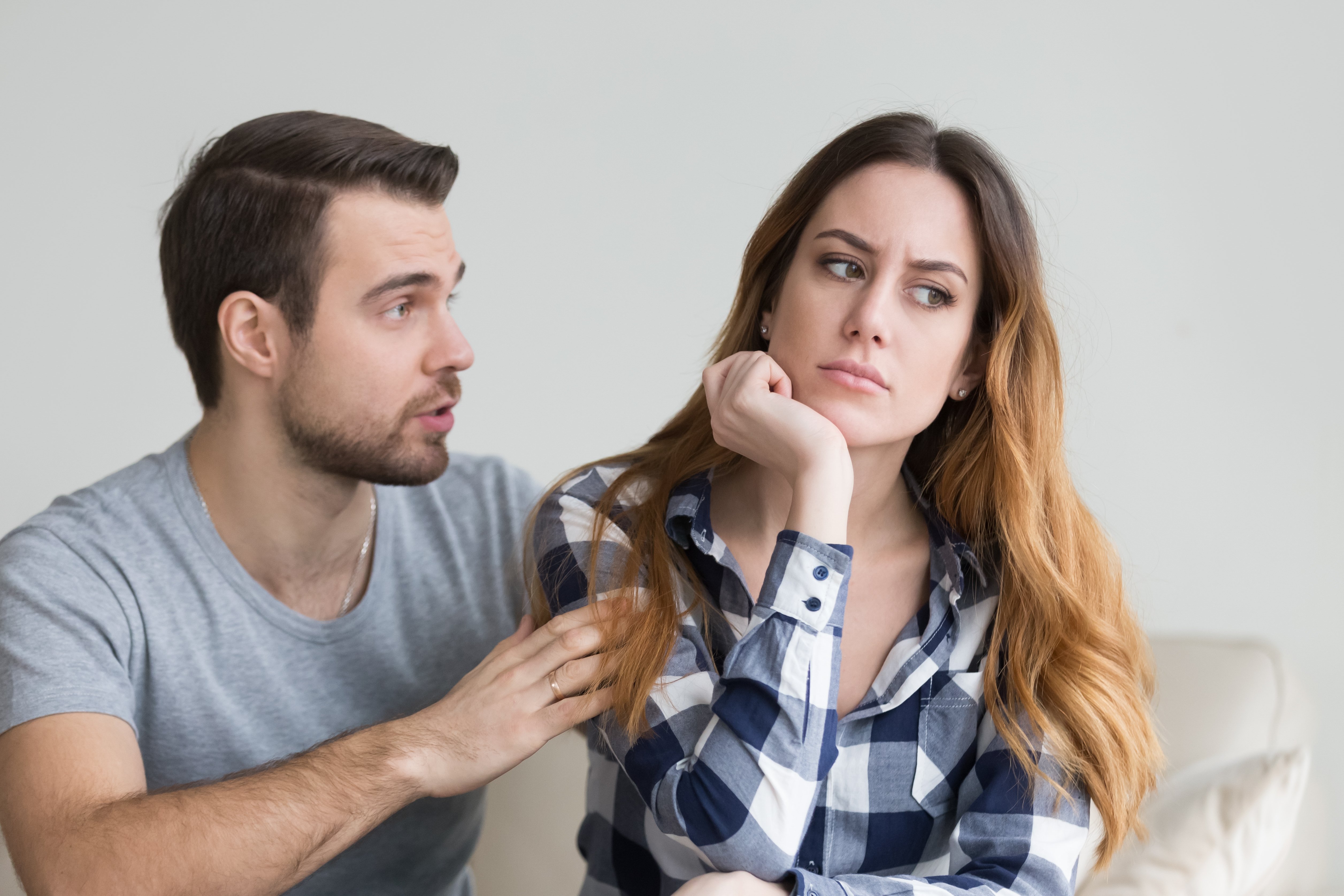 Hombre arrepentido tratando de hablar con su enojada novia. | Foto: Shutterstock. Hombre arrepentido tratando de hablar con su enojada novia. | Foto: Shutterstock.