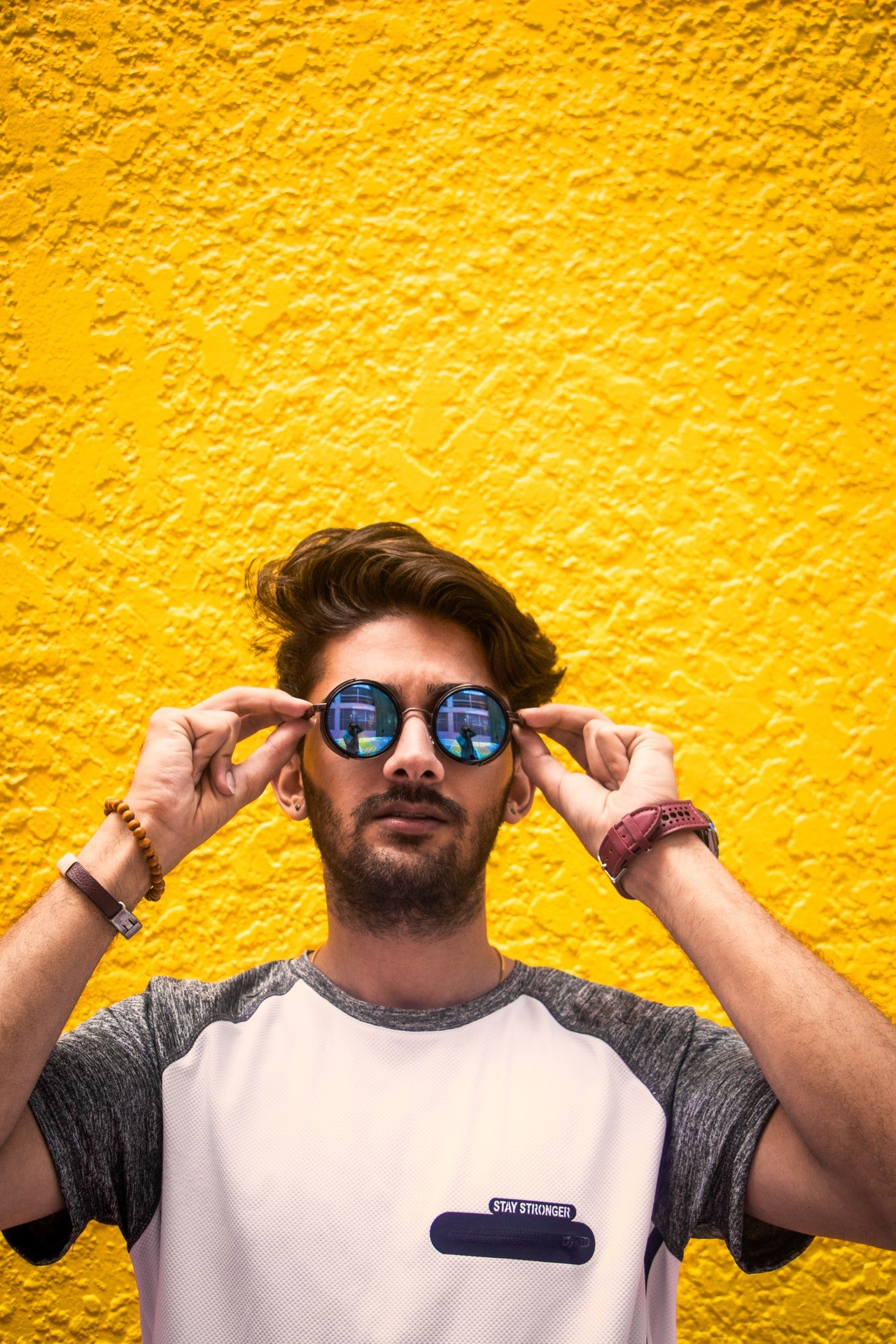 Joven usando lentes de sol | Foto: Pexels