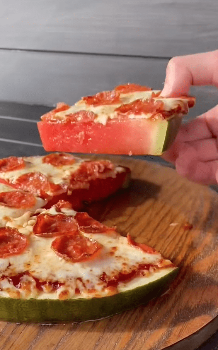 A man from Dominos removes a slice of the watermelon piece to test it | Photo: TikTok/dominosau