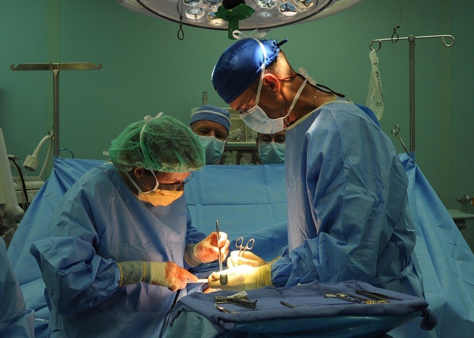 Doctores operando. | Imagen tomada de: Pixabay