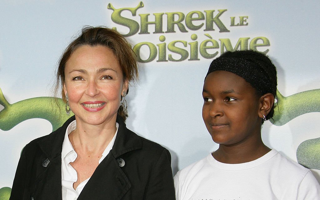 L'actrice Catherine Frot et sa fille Suzanne assistent à la première de "Shrek 3" à Paris. | Photo : Getty Images.