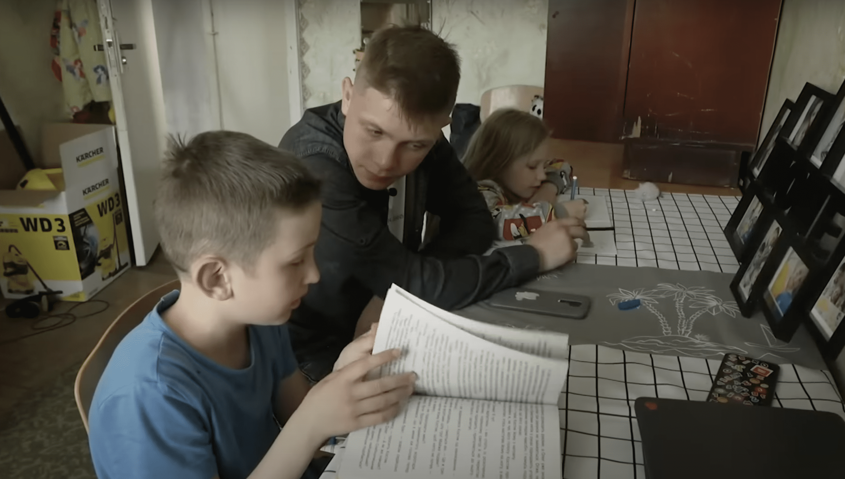 Vyacheslav "Slava" Yalov hilft seinen Geschwistern bei den Schularbeiten. | Quelle: YouTube.com/WCCO – CBS Minnesota