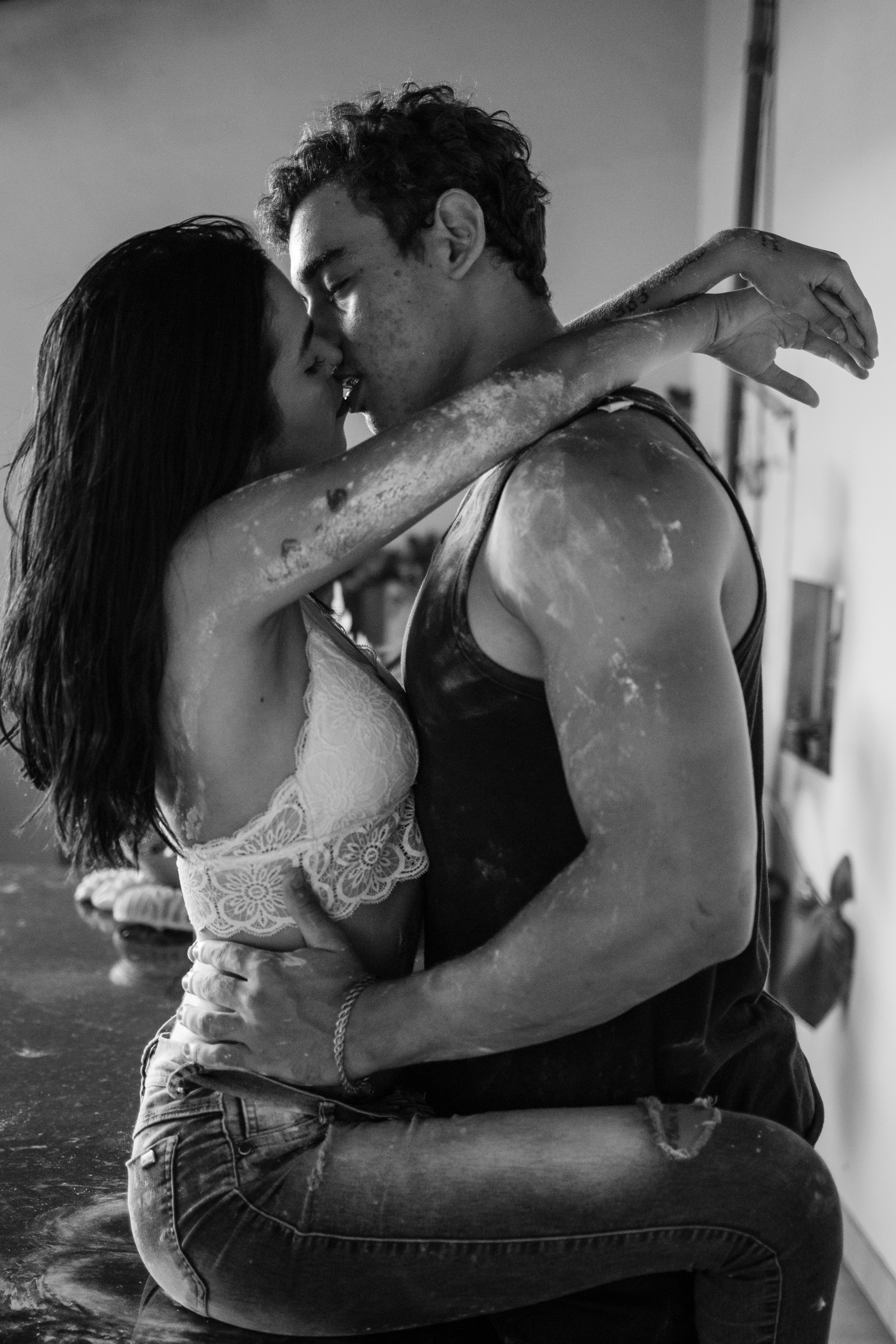 A couple kissing with paint all over them. | Source: Pexels