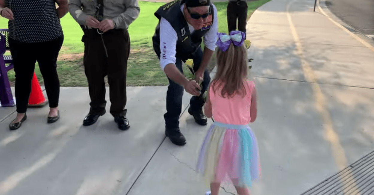 Arizona deputies escort a little girl to kindergarten. | Source: youtube.com/FOX 10 Phoenix 