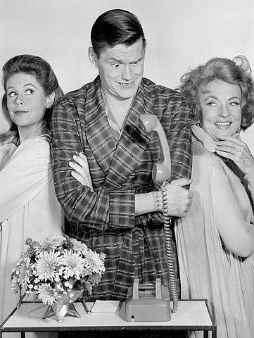 Elizabeth Montgomery, Dick York, and Agnes Moorehead from "Bewitched" in 1964. | Source: Wikimedia Commons