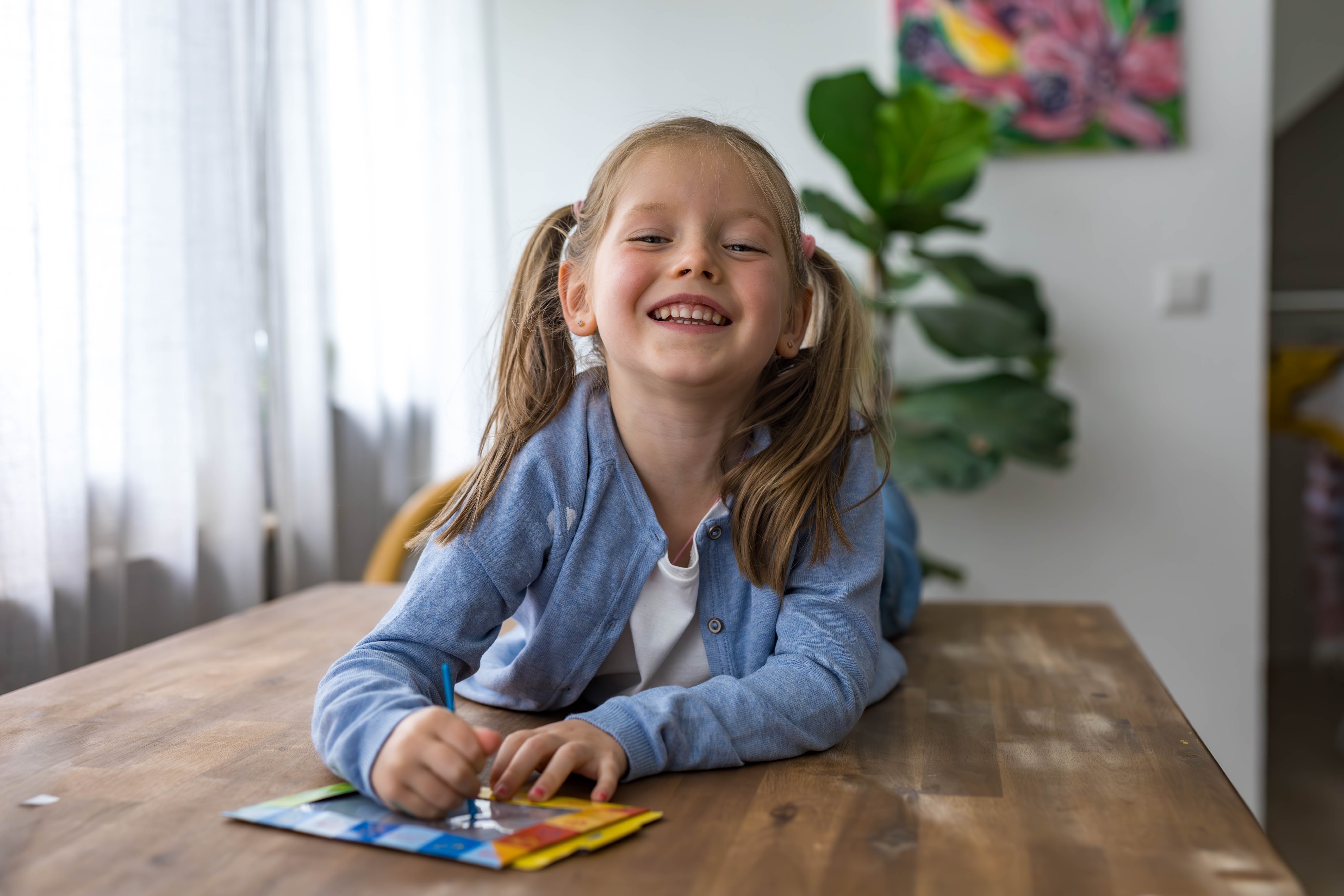 Little girl smiling | Source: Shutterstock