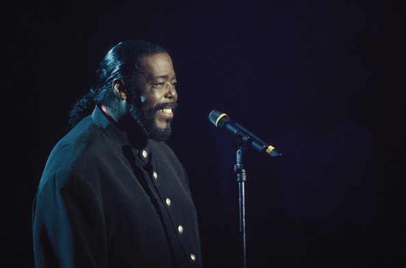 Le chanteur de soul américain, Barry White, joue dans l'émission de télévision française Taratata. | Photo : Getty Images