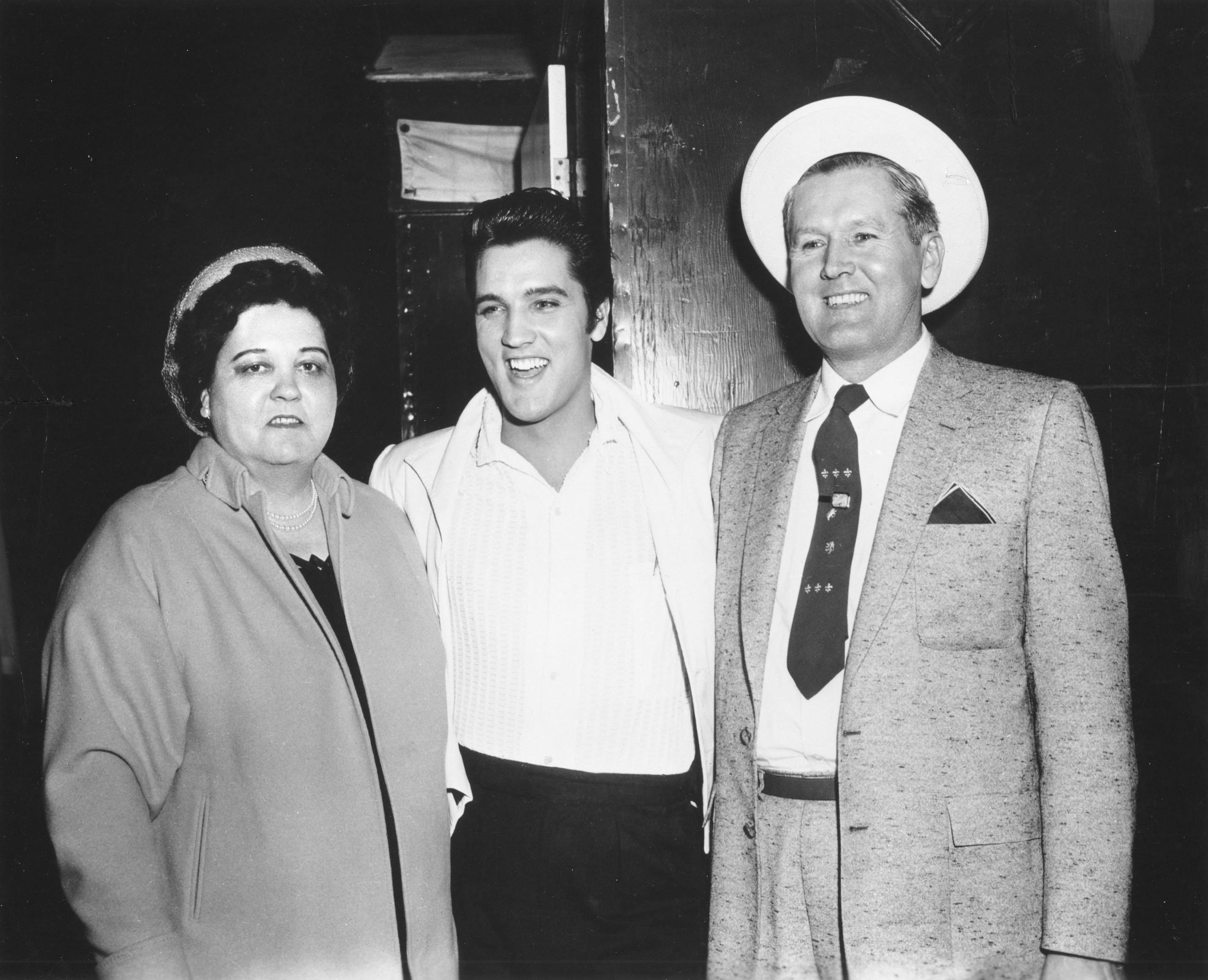 Elvis Presley con sus padres Vernon y Gladys Presley en 1961 | Foto: Getty Images