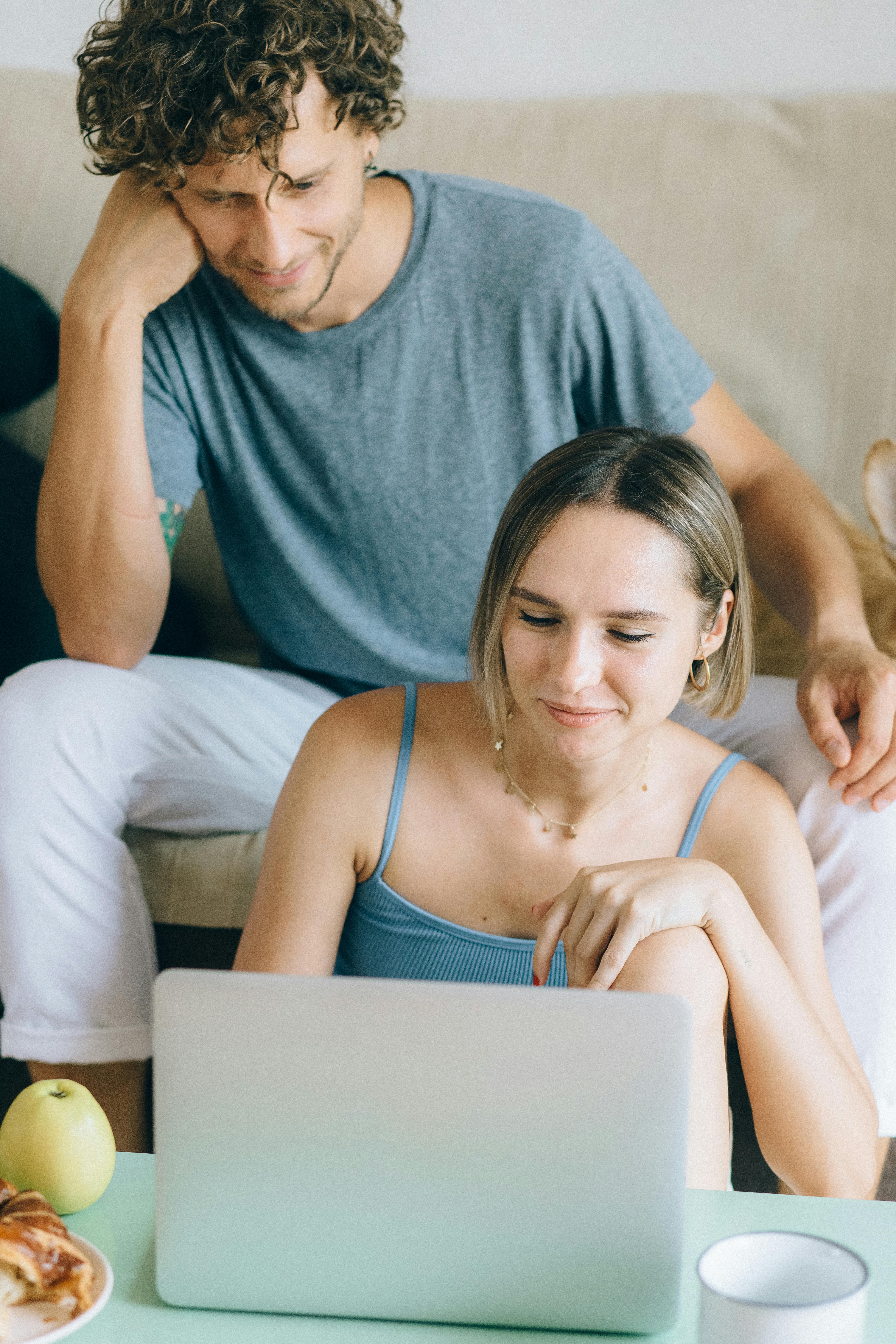 A couple at home looking at a laptop | Source: Pexels